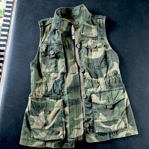 Abercrombie and Fitch camo vest small